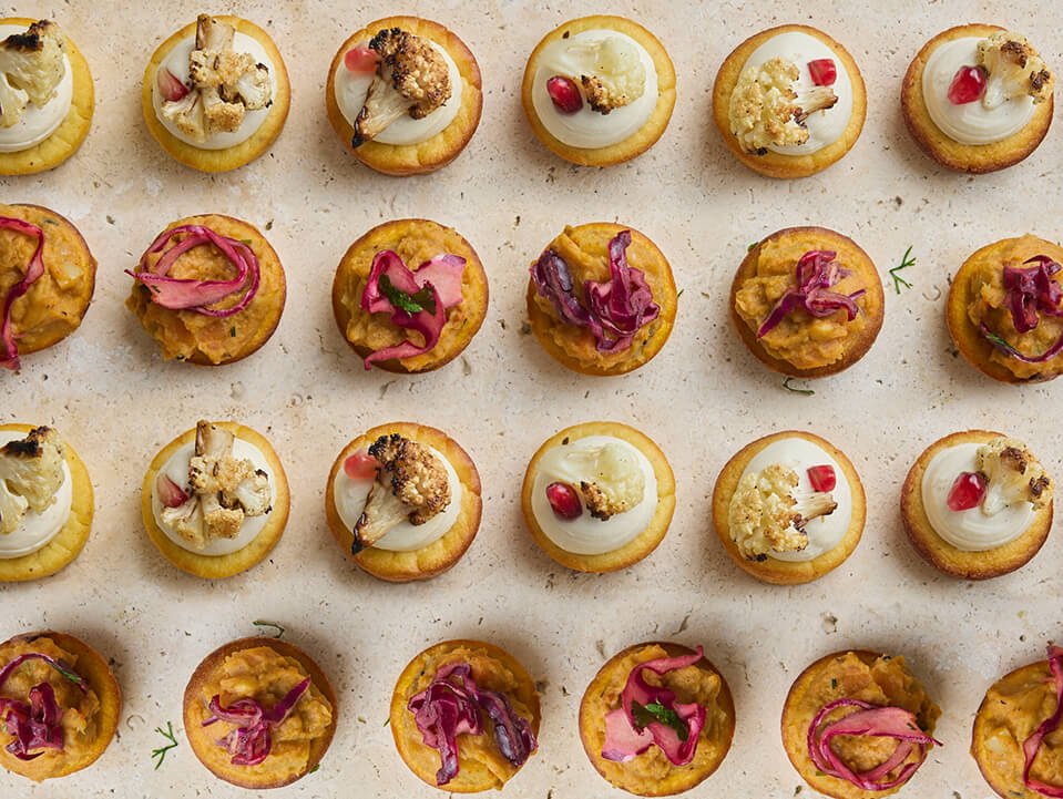 Assortiment de pièces salées : chou fleur rôti au tahiné et dahl de lentilles corail aux épices - Les Cuistots Migrateurs